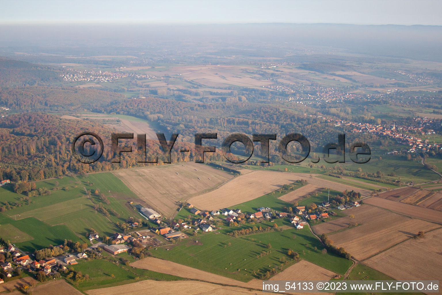 Schrägluftbild von Nehwiller-près-Wœrth im Bundesland Bas-Rhin, Frankreich