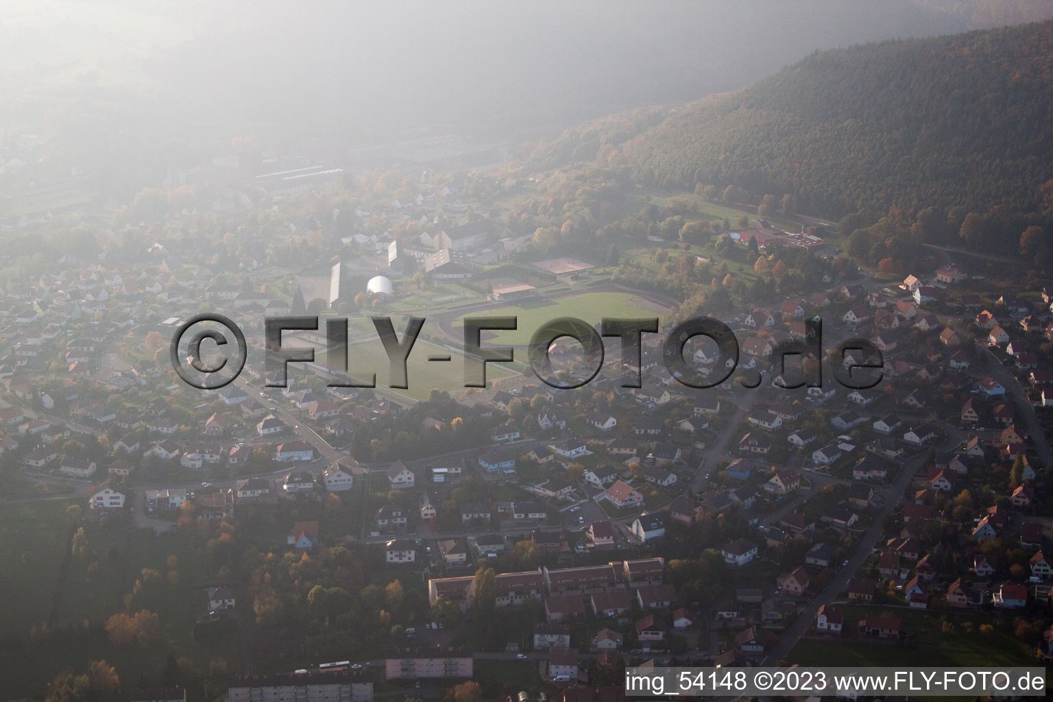 Niederbronn-les-Bains im Bundesland Bas-Rhin, Frankreich aus der Luft betrachtet