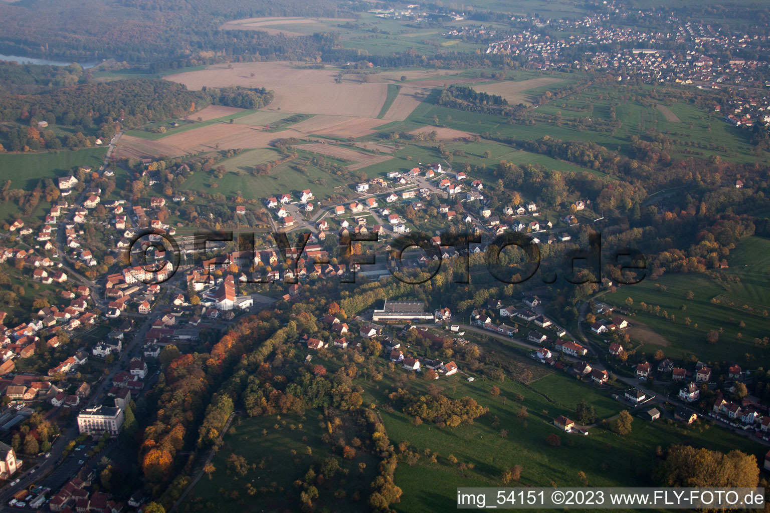 Drohnenbild von Niederbronn-les-Bains im Bundesland Bas-Rhin, Frankreich