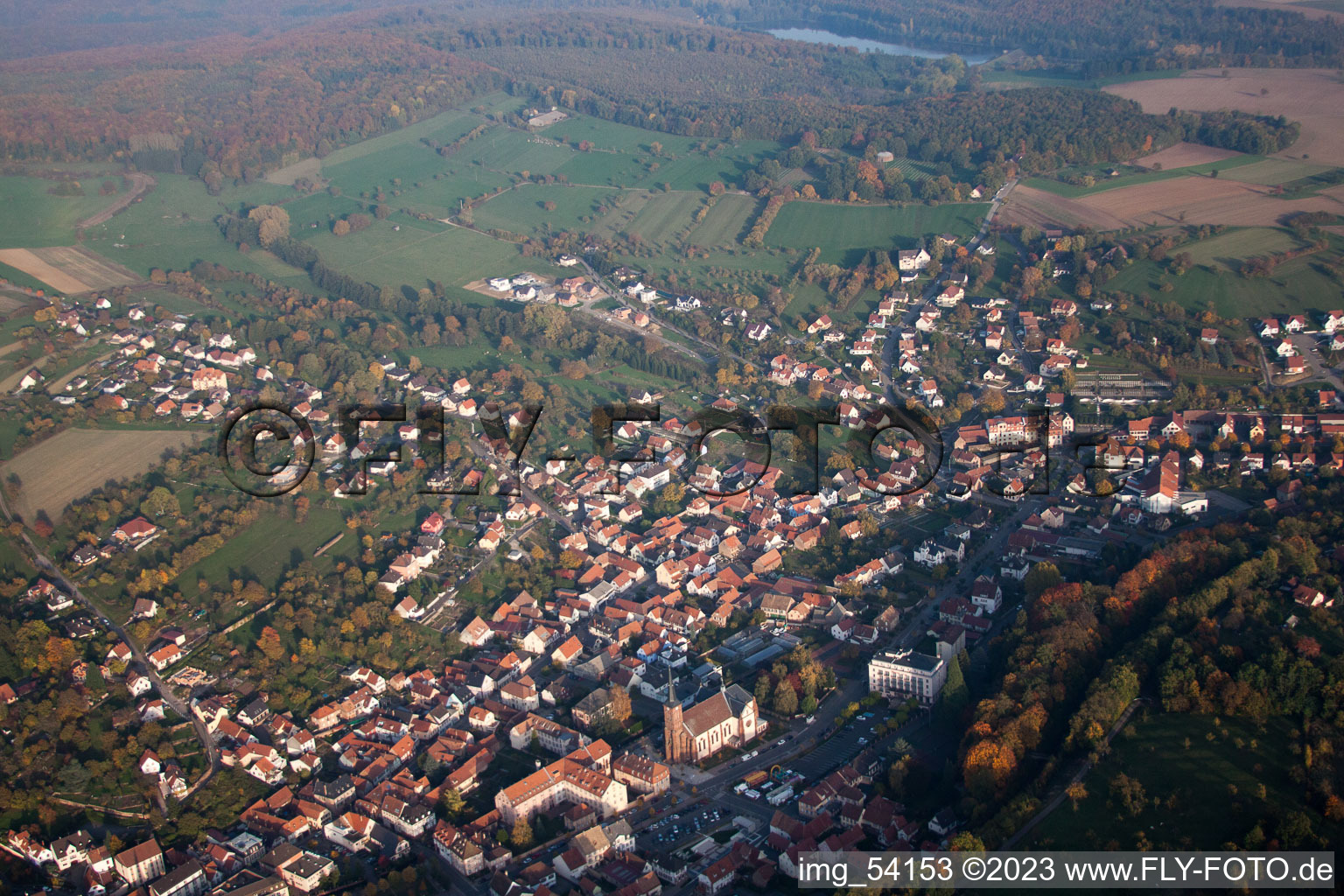 Niederbronn-les-Bains im Bundesland Bas-Rhin, Frankreich von einer Drohne aus