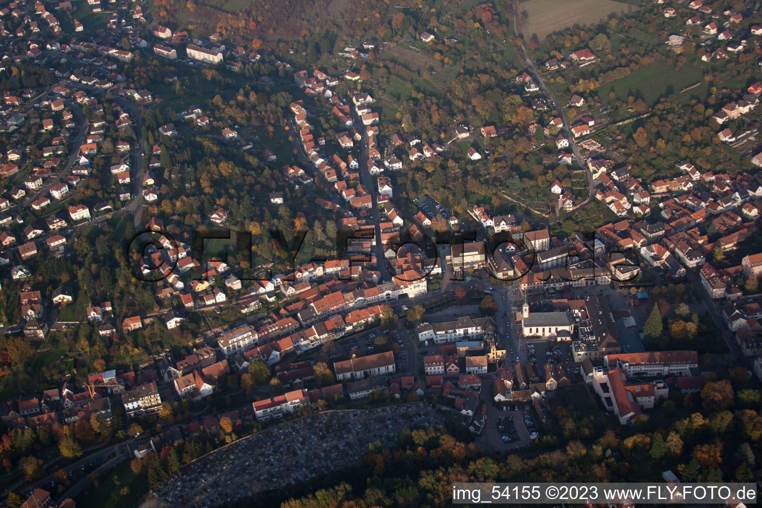 Luftbild von Niederbronn-les-Bains im Bundesland Bas-Rhin, Frankreich