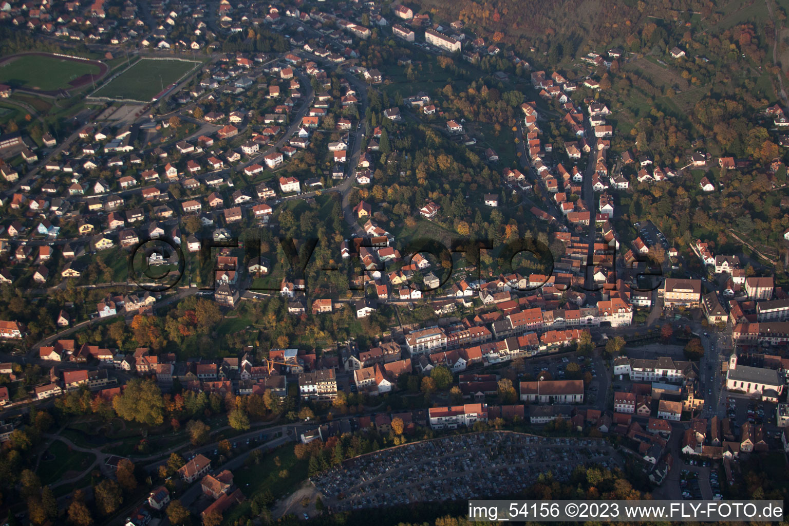 Luftaufnahme von Niederbronn-les-Bains im Bundesland Bas-Rhin, Frankreich