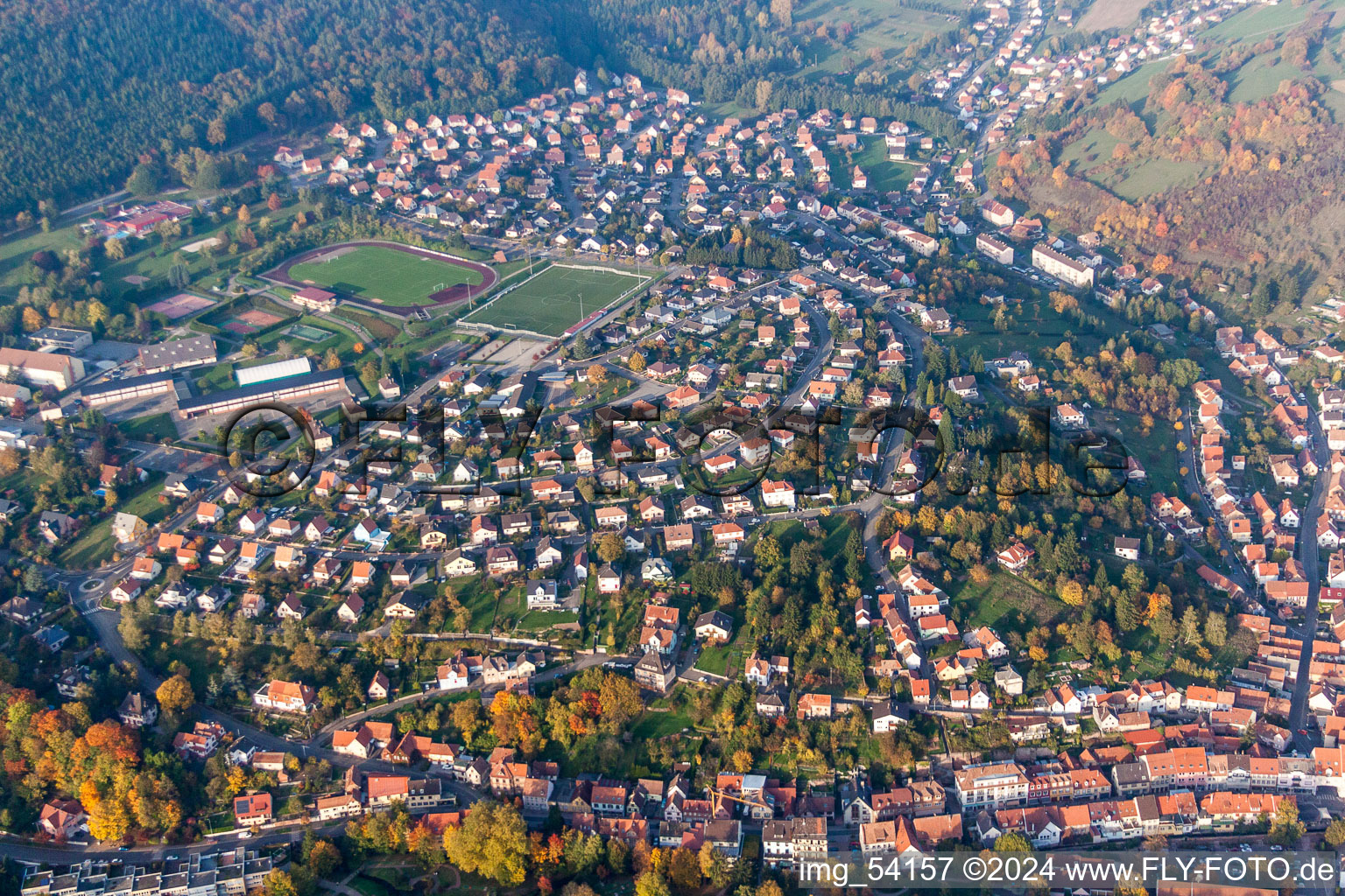 Ortsansicht der Straßen und Häuser der Wohngebiete in Niederbronn-les-Bains in Grand Est im Bundesland Bas-Rhin, Frankreich