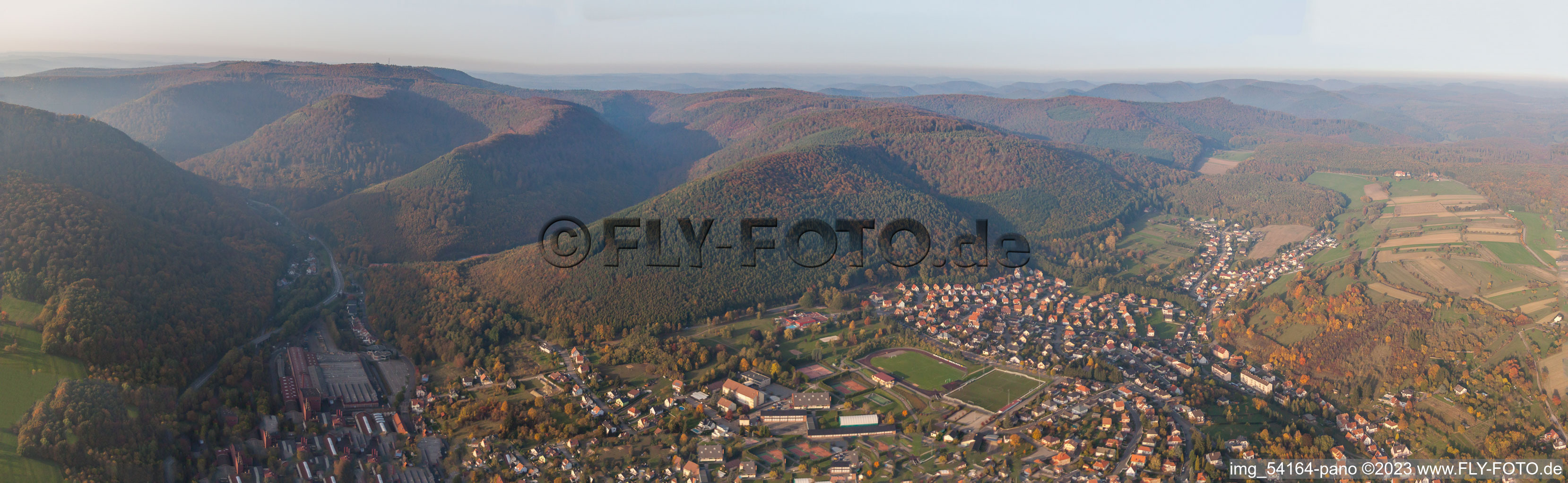 Luftbild von Panorama in Niederbronn-les-Bains im Bundesland Bas-Rhin, Frankreich