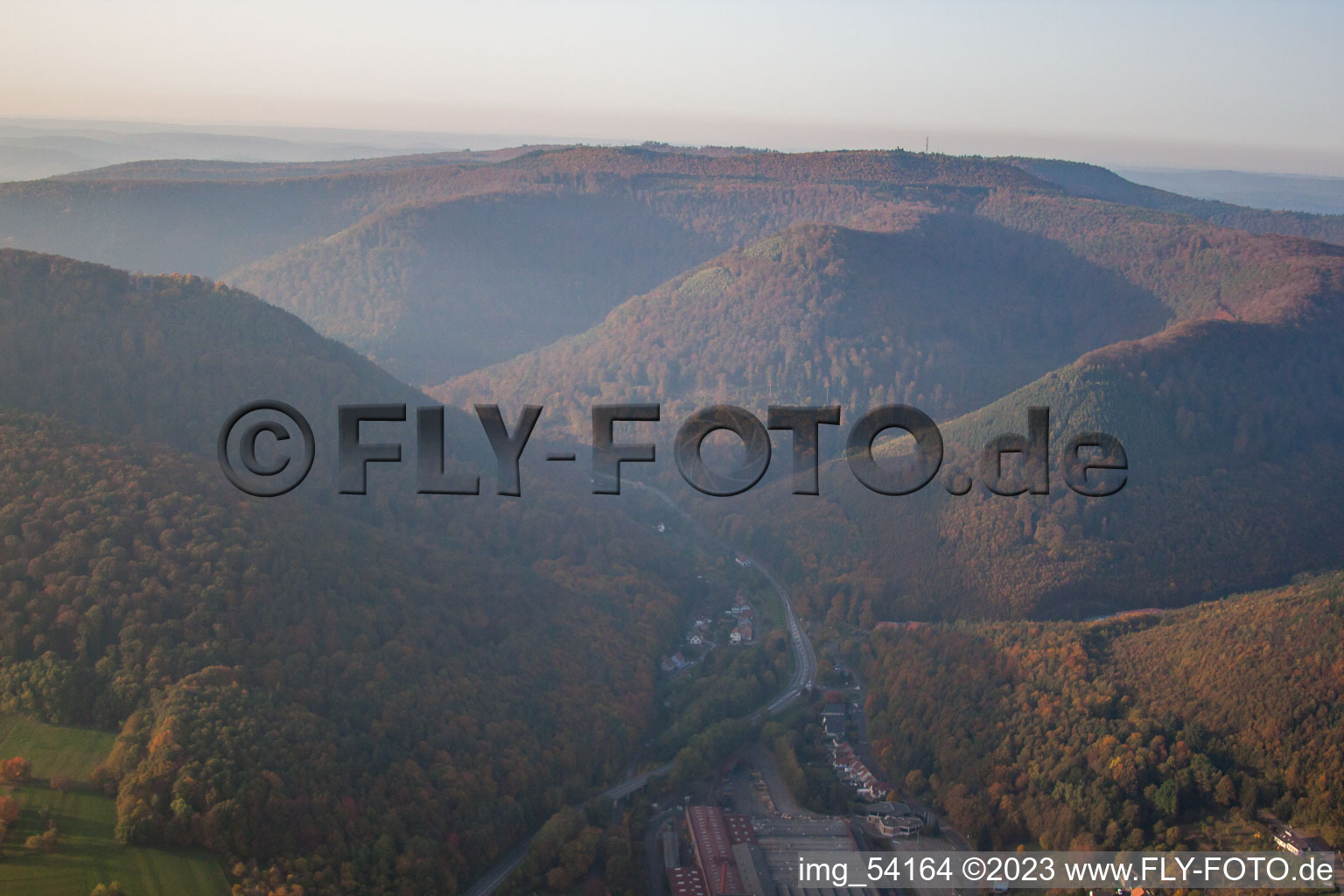 Niederbronn-les-Bains im Bundesland Bas-Rhin, Frankreich aus der Vogelperspektive