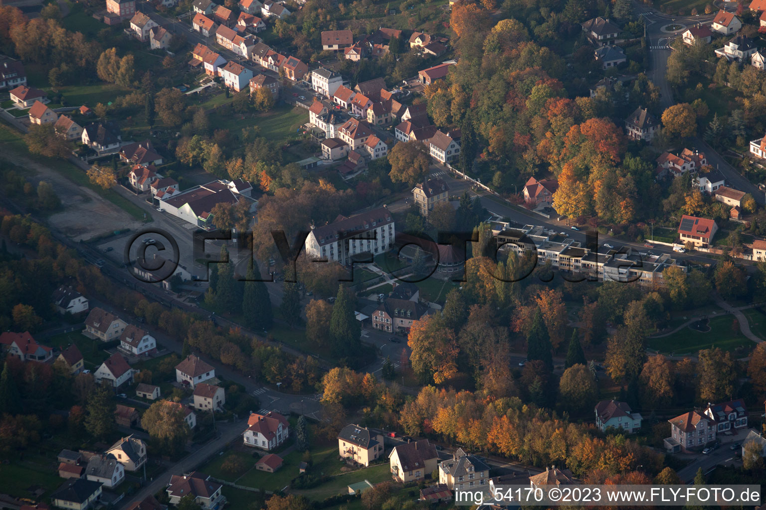 Niederbronn-les-Bains im Bundesland Bas-Rhin, Frankreich aus der Drohnenperspektive
