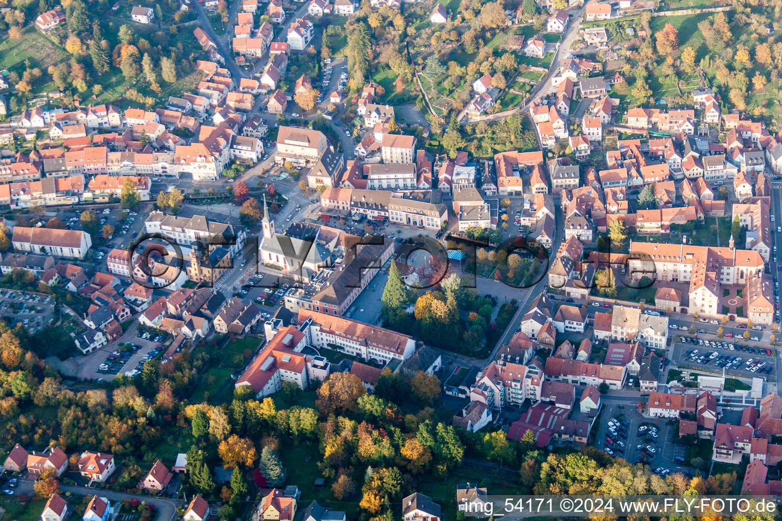 Luftbild von Kirchen, Therme und Casino Barrière Niederbronn in Niederbronn-les-Bains in Grand Est im Bundesland Bas-Rhin, Frankreich