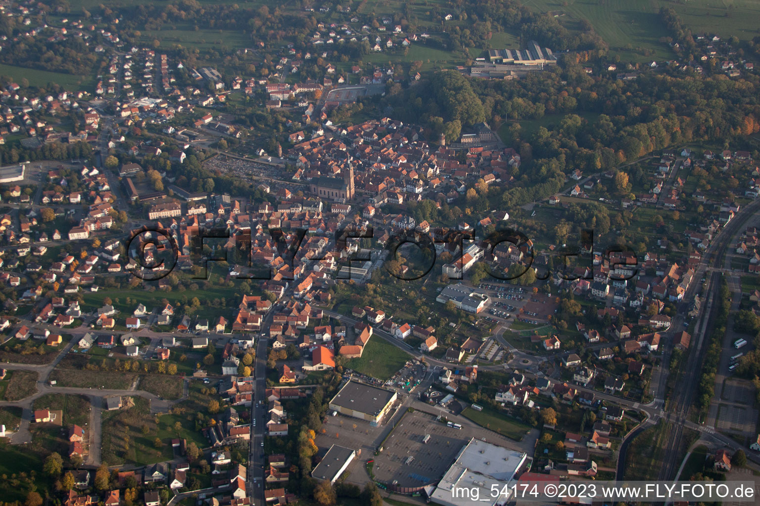 Drohnenbild von Reichshoffen im Bundesland Bas-Rhin, Frankreich