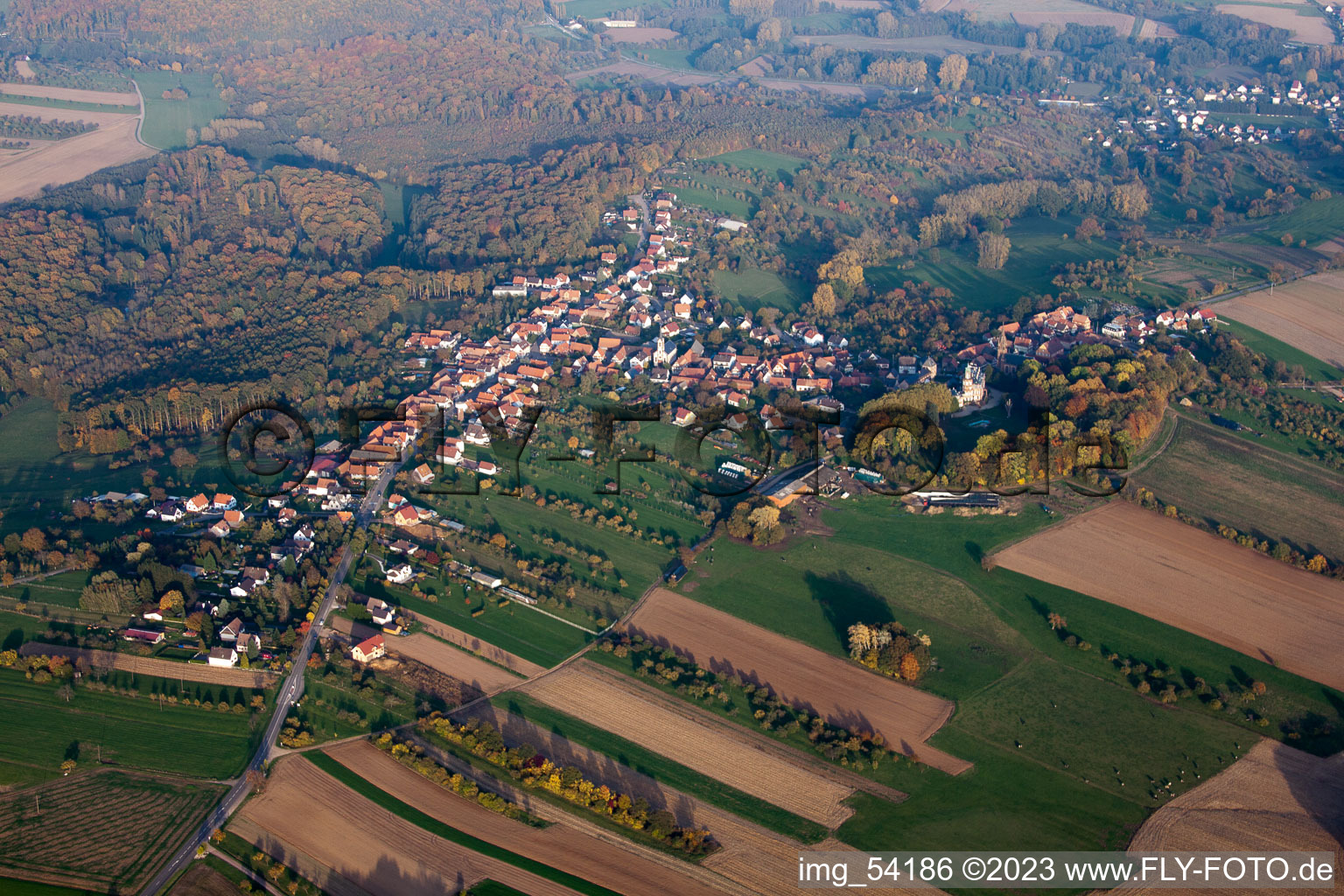 Frœschwiller im Bundesland Bas-Rhin, Frankreich von oben gesehen