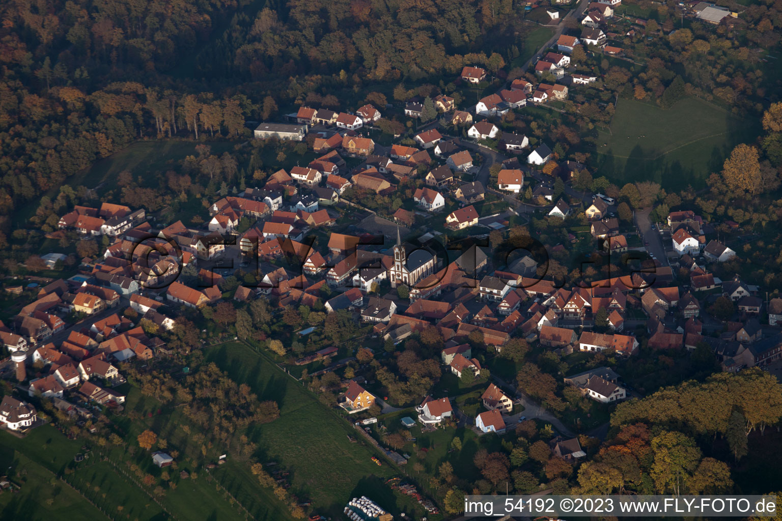 Gœrsdorf im Bundesland Bas-Rhin, Frankreich von der Drohne aus gesehen