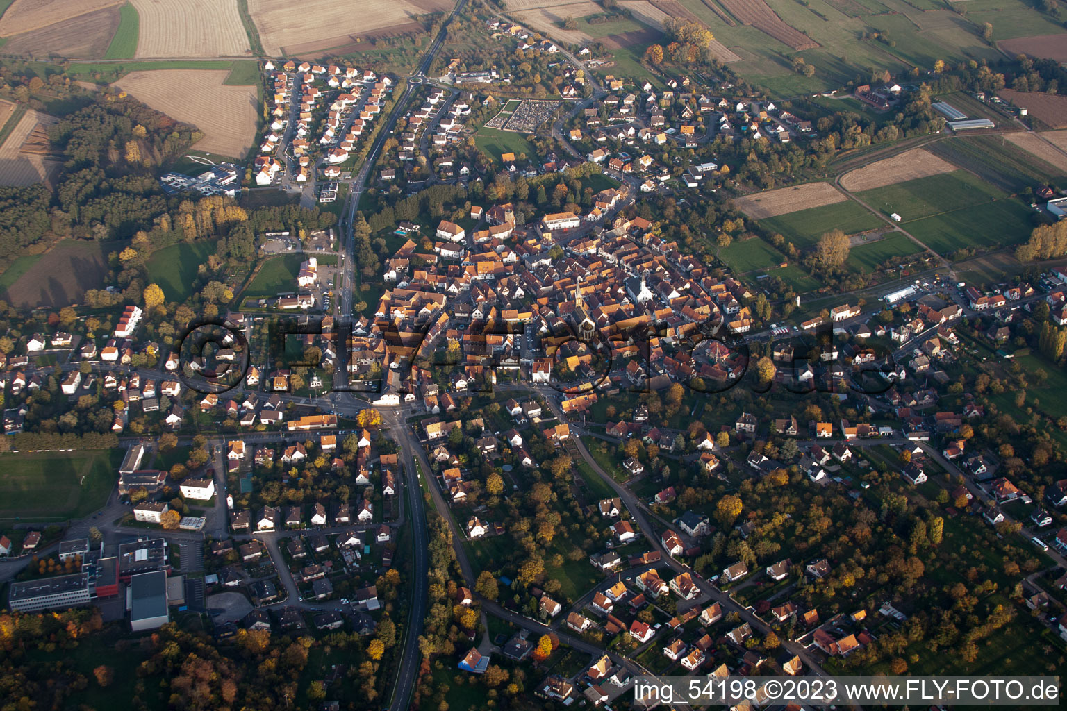 Wœrth im Bundesland Bas-Rhin, Frankreich von der Drohne aus gesehen