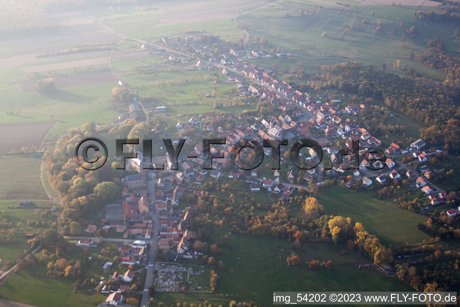 Schrägluftbild von Gœrsdorf im Bundesland Bas-Rhin, Frankreich