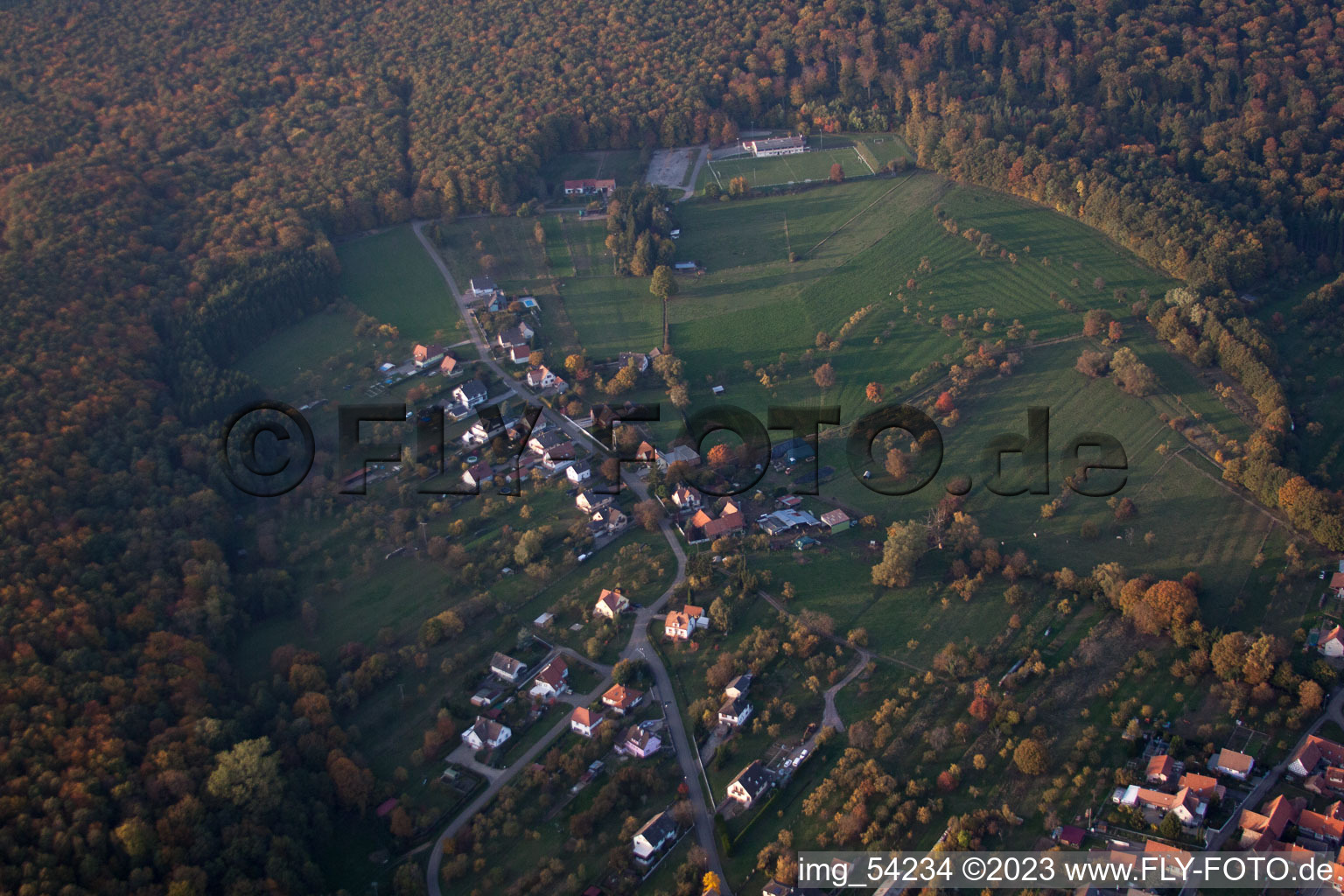 Lampertsloch im Bundesland Bas-Rhin, Frankreich aus der Drohnenperspektive