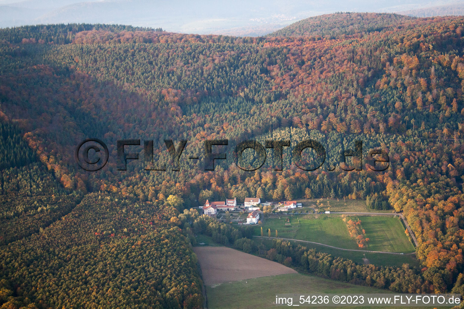 Lampertsloch im Bundesland Bas-Rhin, Frankreich von einer Drohne aus