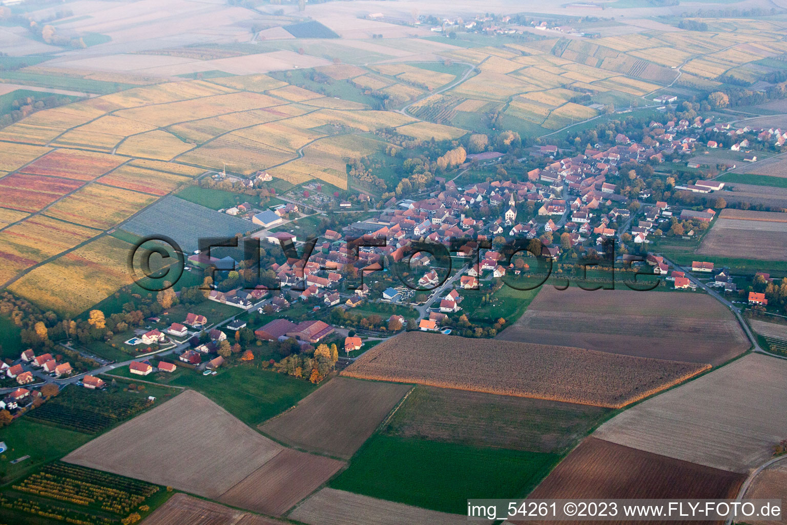 Oberhoffen-lès-Wissembourg im Bundesland Bas-Rhin, Frankreich von der Drohne aus gesehen