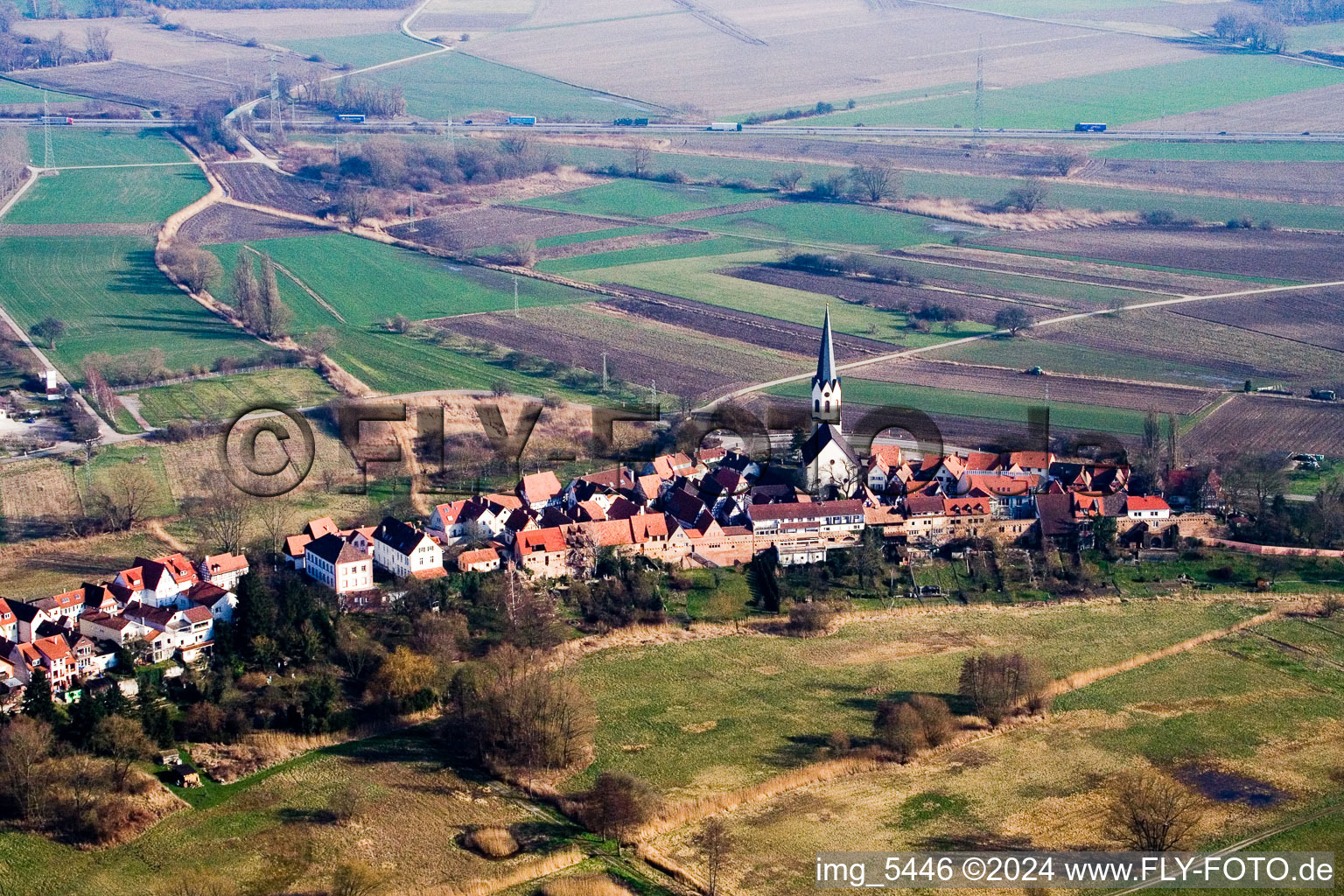 Luftbild von Kirchengebäude am Hinterstädel im Altstadt- Zentrum der Innenstadt in Jockgrim im Bundesland Rheinland-Pfalz, Deutschland