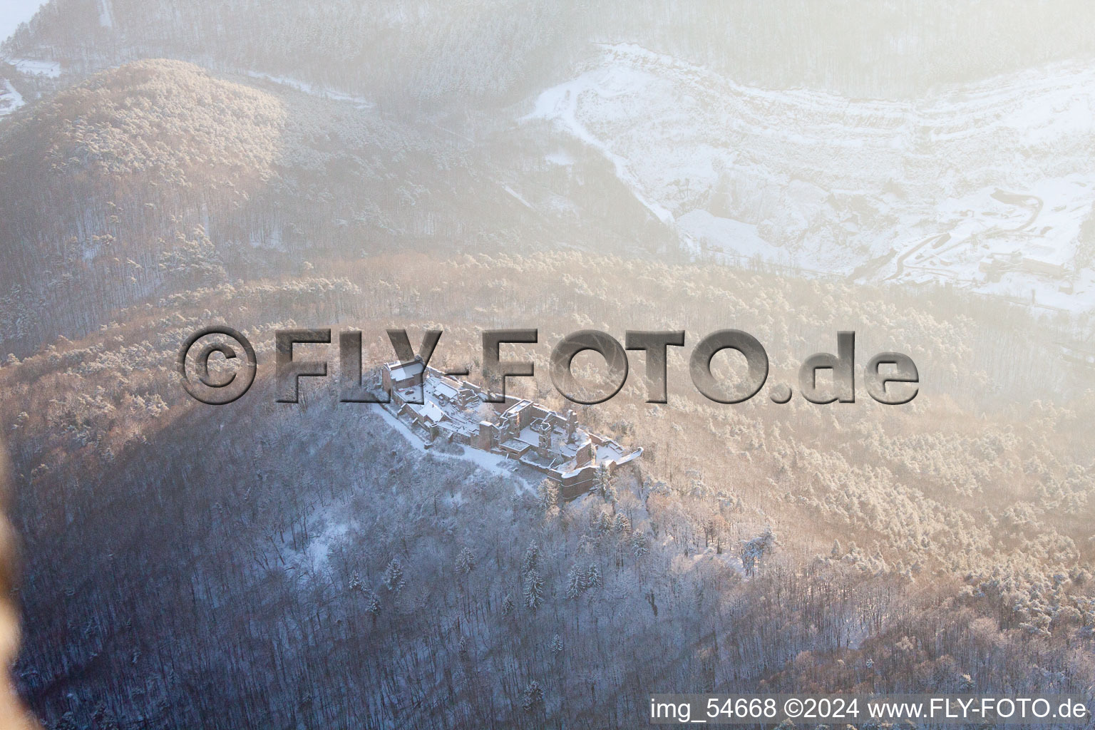 Burgruine Madenburg im Winter bei Schnee in Eschbach im Bundesland Rheinland-Pfalz, Deutschland