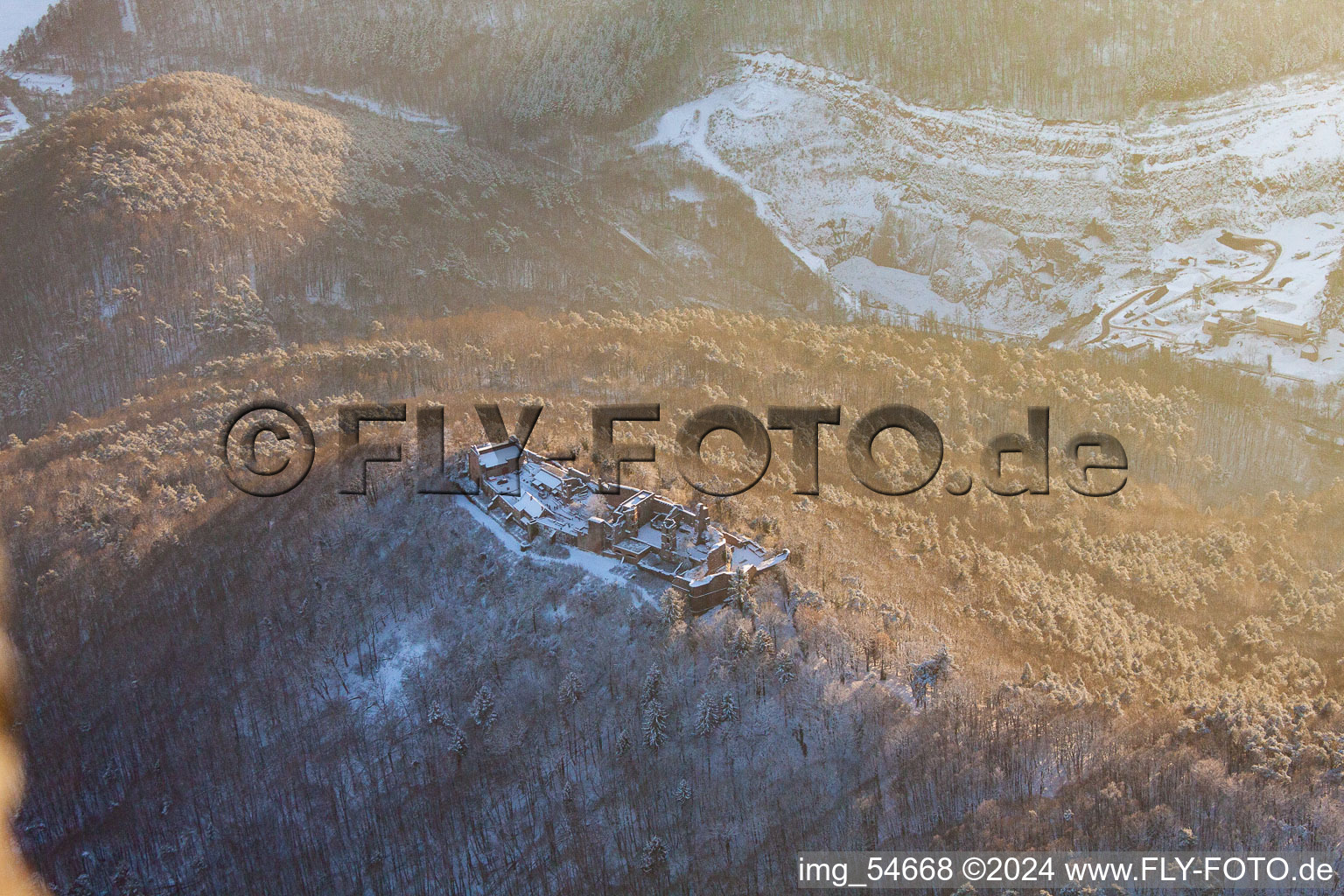 Burgruine Madenburg im Winter bei Schnee in Eschbach im Bundesland Rheinland-Pfalz, Deutschland