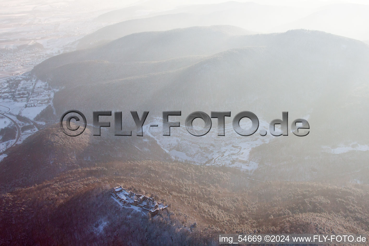 Luftbild von Burgruine Madenburg im Winter bei Schnee in Eschbach im Bundesland Rheinland-Pfalz, Deutschland
