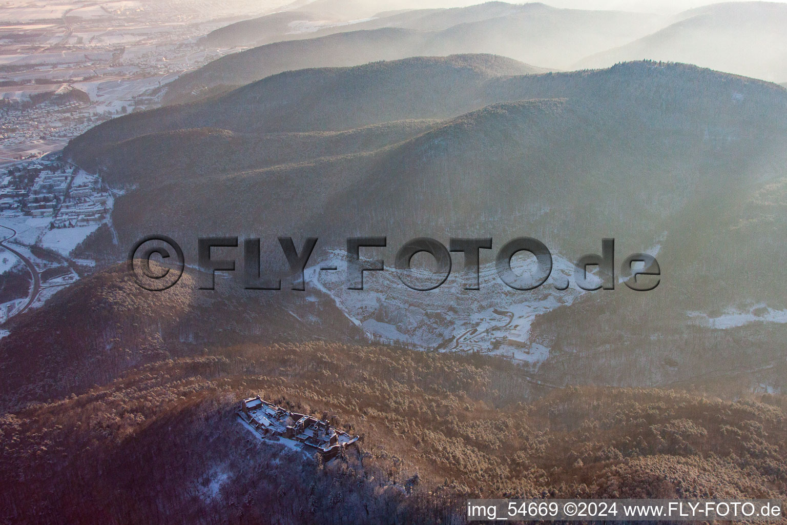 Luftbild von Burgruine Madenburg im Winter bei Schnee in Eschbach im Bundesland Rheinland-Pfalz, Deutschland