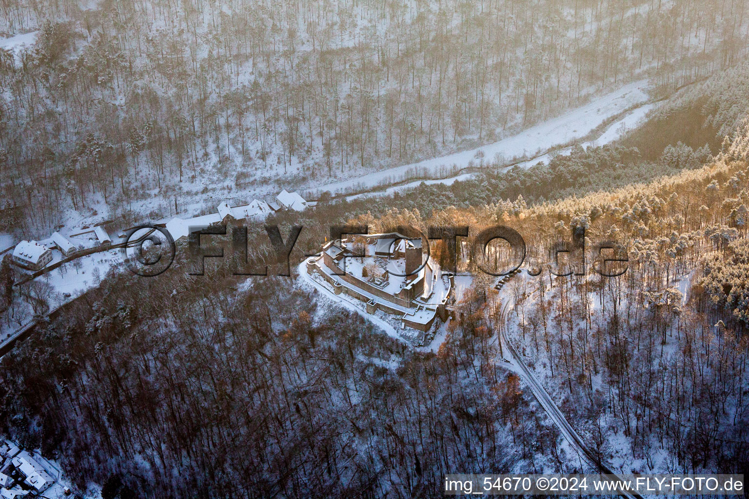 Luftaufnahme von Winterlich schneebedeckte Ruine und Mauerreste der ehemaligen Burganlage und Feste Burg Landeck in Klingenmünster im Bundesland Rheinland-Pfalz, Deutschland
