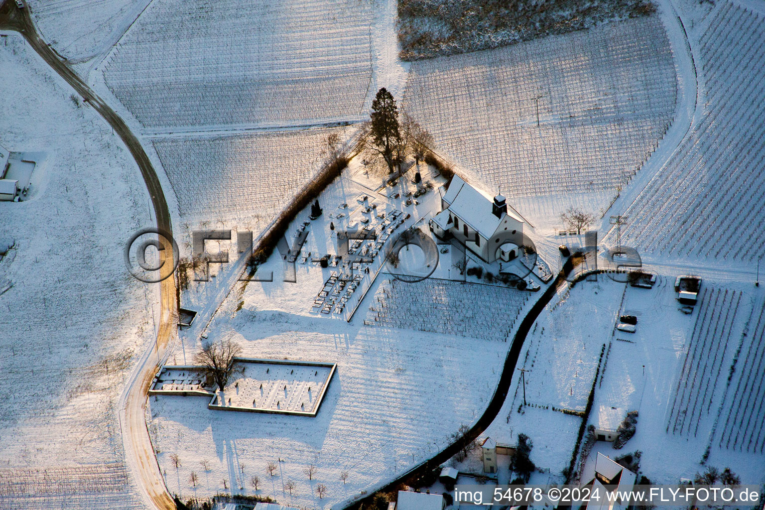 Winterlich schneebedecktes Kirchengebäude der Kapelle St. Dionysius in Gleiszellen-Gleishorbach im Bundesland Rheinland-Pfalz, Deutschland