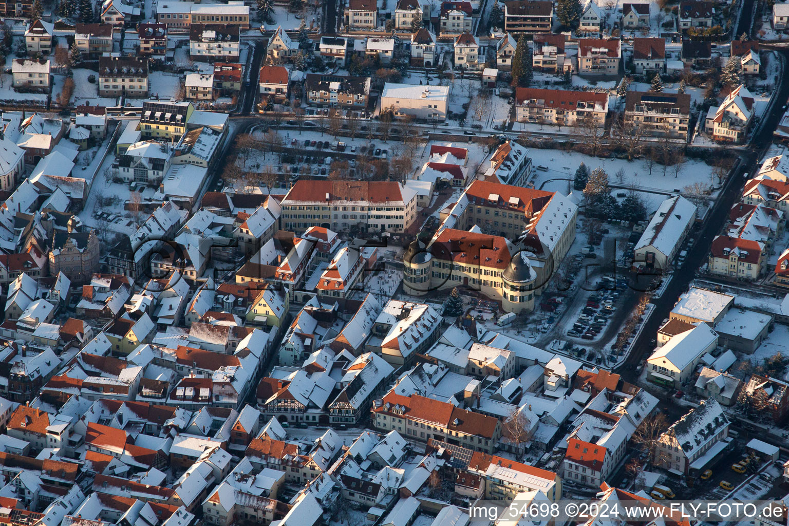 Winterlich schneebedeckte Ortsansicht mit Straßen und Häusern der Wohngebiete in Bad Bergzabern im Bundesland Rheinland-Pfalz, Deutschland von oben
