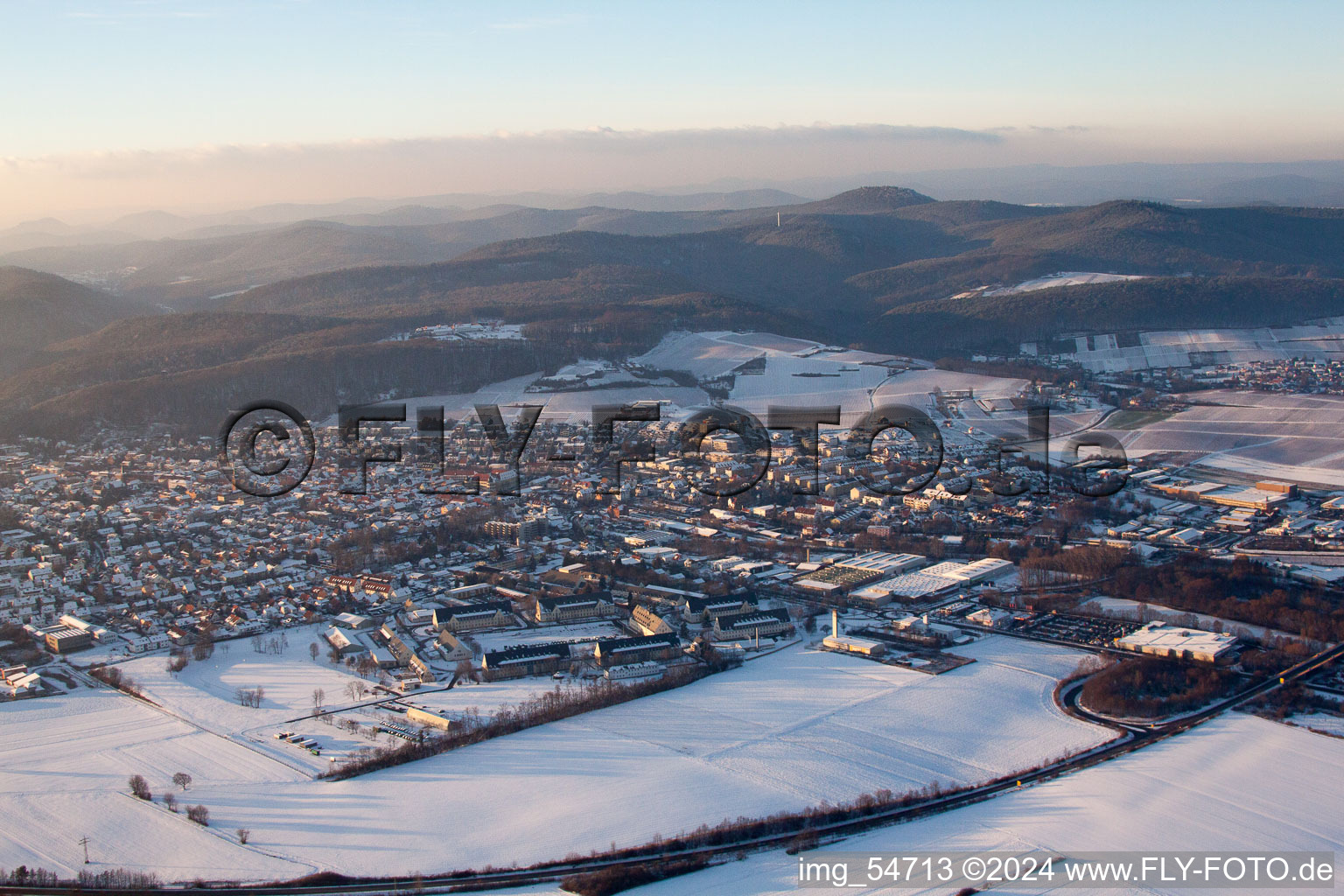 Bad Bergzabern im Bundesland Rheinland-Pfalz, Deutschland aus der Drohnenperspektive