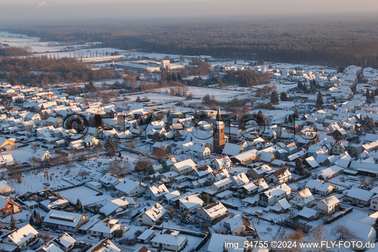 Luftbild von Winterlich schneebedeckte Kirchengebäude im Dorfkern im Ortsteil Schaidt in Wörth am Rhein im Bundesland Rheinland-Pfalz, Deutschland