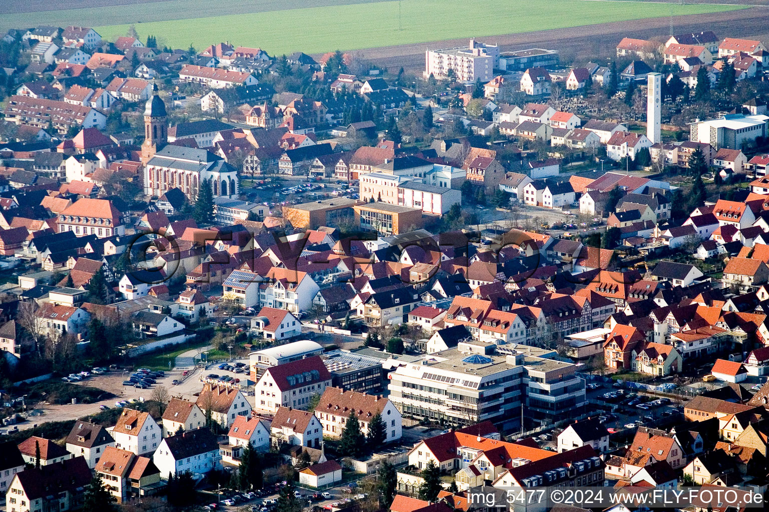 Ortsansicht der Straßen und Häuser der Wohngebiete in Kandel im Bundesland Rheinland-Pfalz, Deutschland von oben
