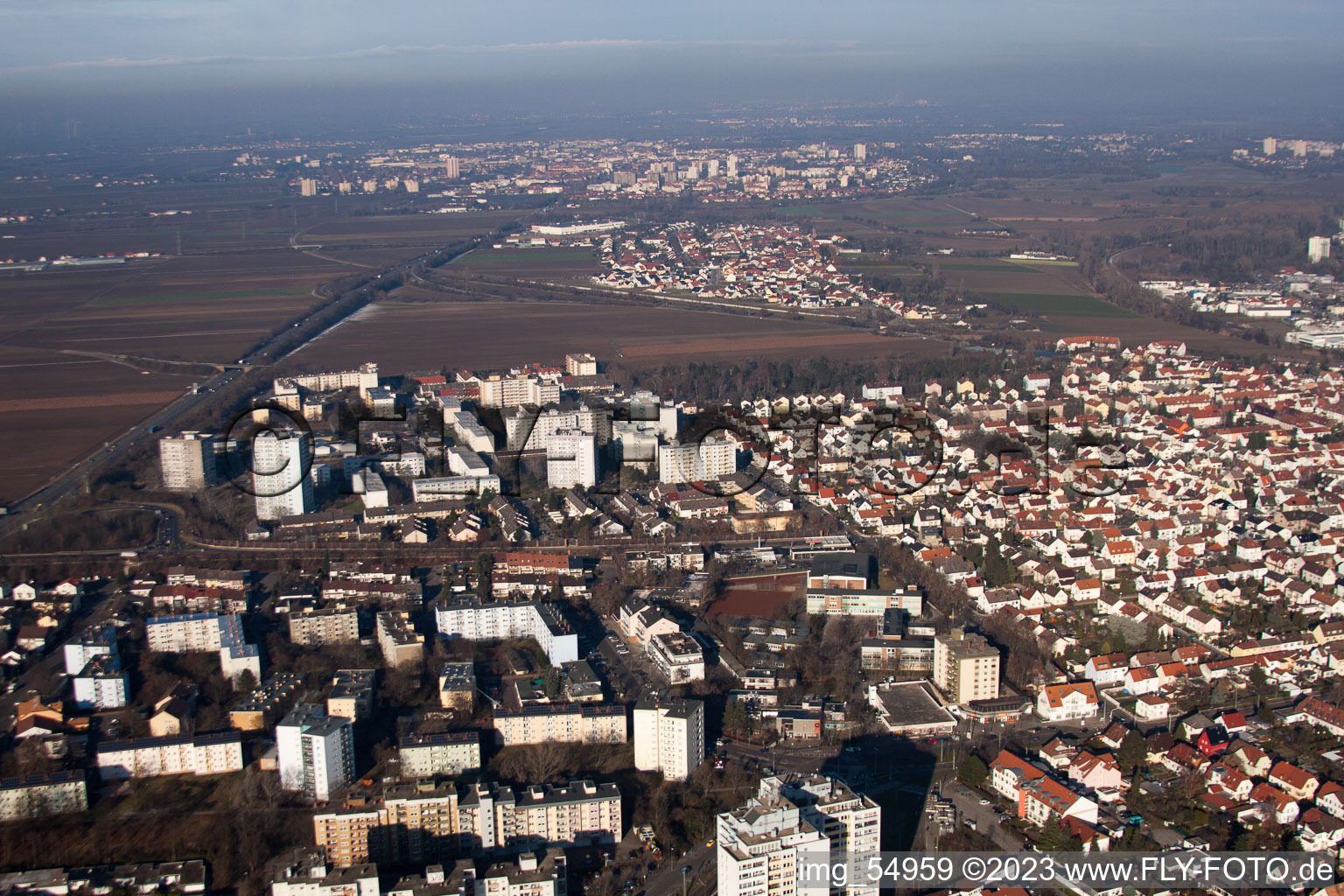 Ortsteil Oggersheim in Ludwigshafen am Rhein im Bundesland Rheinland-Pfalz, Deutschland aus der Drohnenperspektive