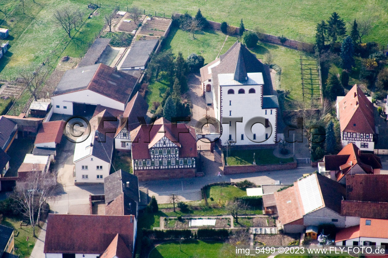Schrägluftbild von Minfeld, kath. Kirche im Bundesland Rheinland-Pfalz, Deutschland