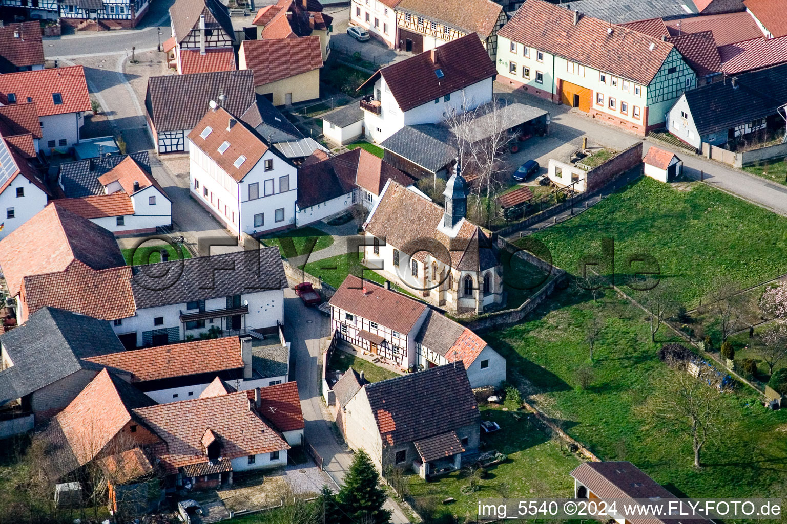Luftbild von Kirchengebäude im Dorfkern in Dierbach im Bundesland Rheinland-Pfalz, Deutschland