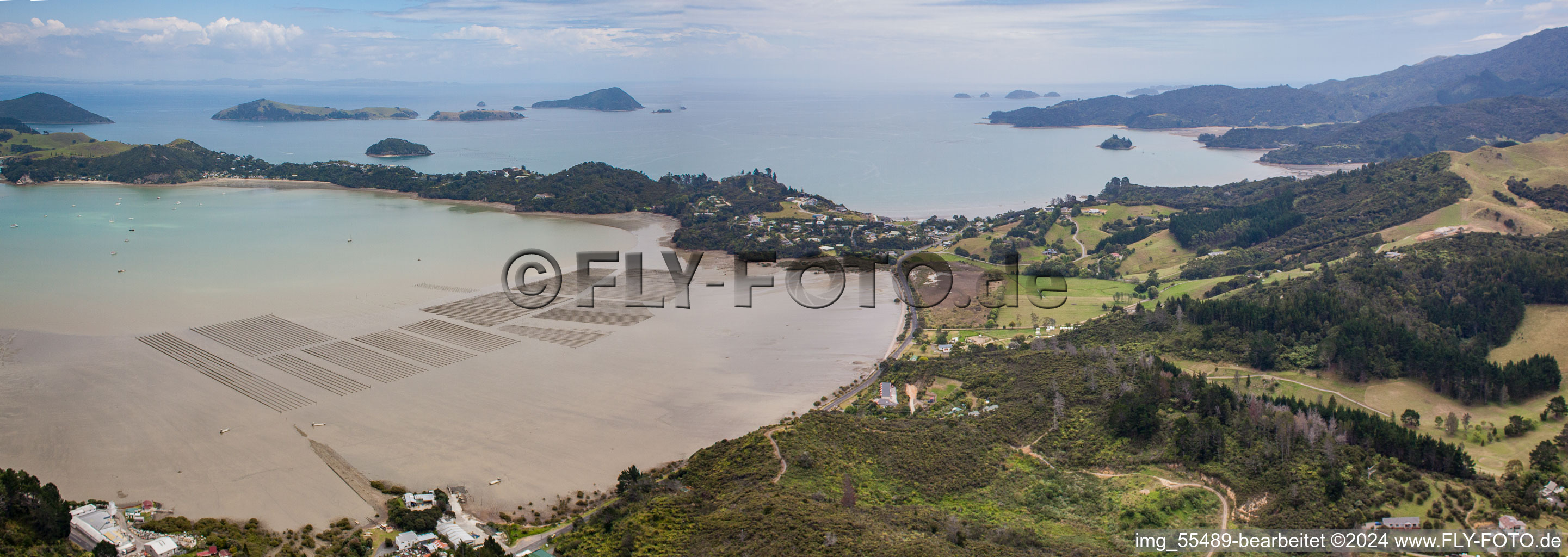 Luftbild von Panorama der Küsten- Landschaft am Sandstrand der Süd-Pazifik im Ortsteil Mcgreogor Bay in Coromandel in Waikato, Neuseeland
