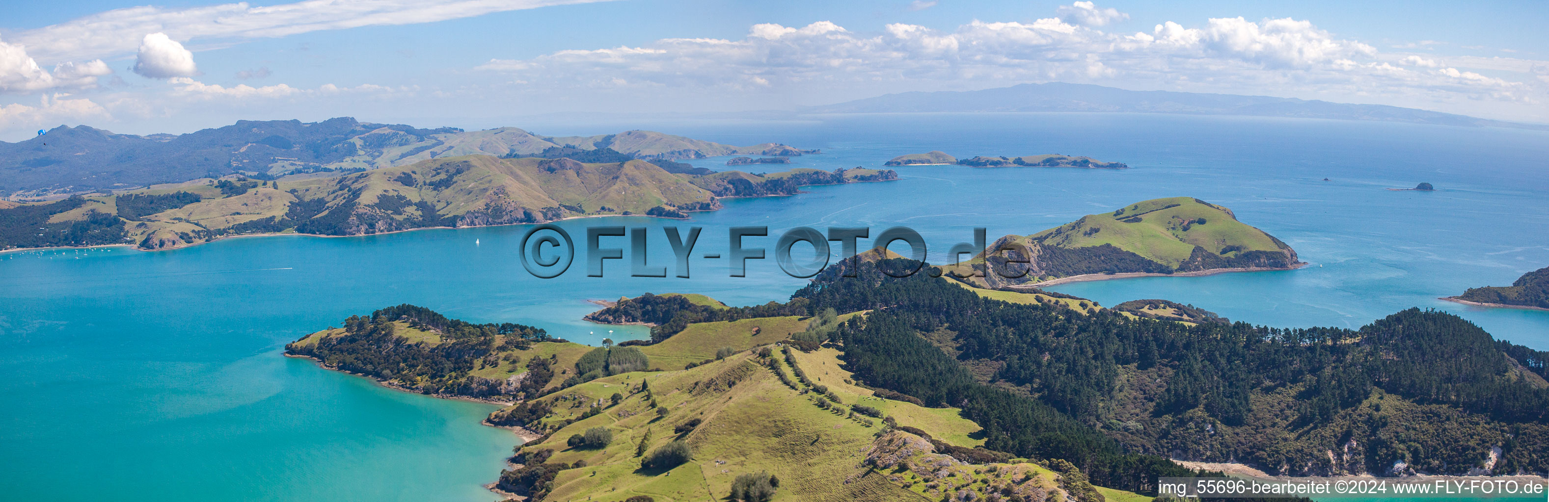 Panorama der Küsten- Landschaft am Sandstrand der Süd-Pazifik im Ortsteil Mcgreogor Bay in Coromandel in Waikato, Neuseeland von oben gesehen