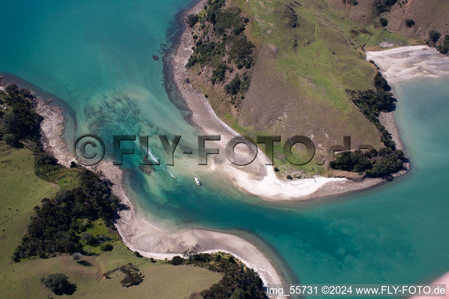 Wasseroberfläche an der Meeres- Küste zwischen zwei Inseln in der Mcgregor Bucht in Wyuna Bay in Waikato, Neuseeland