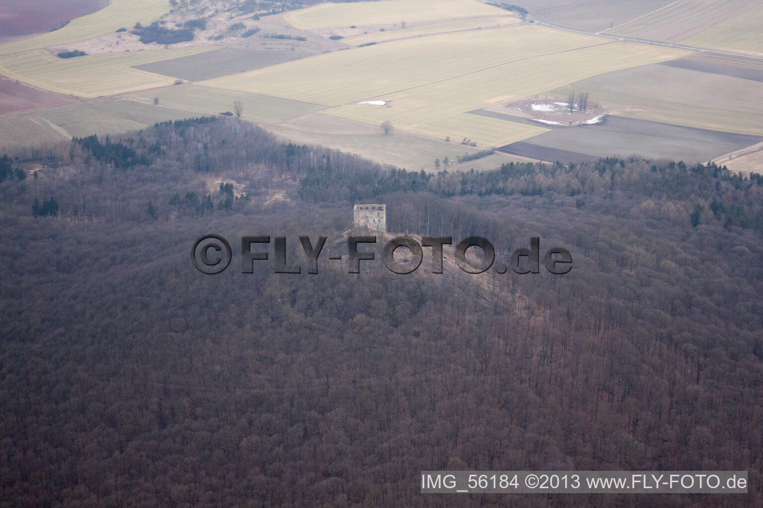 Luftbild von Mauerreste der ehemaligen Burganlage Burgruine Straufhain in Straufhain im Bundesland Thüringen, Deutschland