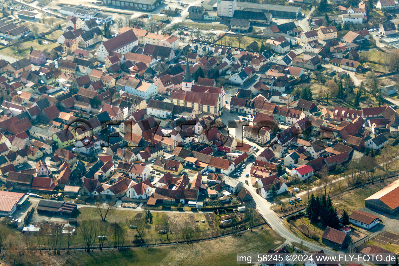 Luftbild von Kirchengebäude im Dorfkern in Sulzfeld im Bundesland Bayern, Deutschland