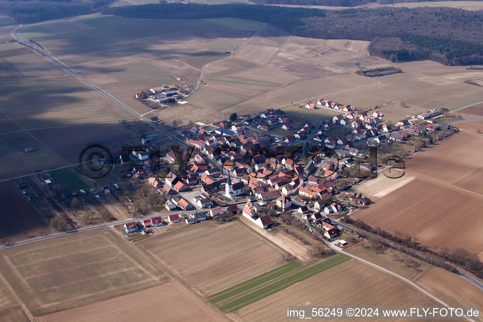 Schrägluftbild von Dorf - Ansicht am Rande von landwirtschaftlichen Feldern und Nutzflächen in Ebertshausen im Bundesland Bayern, Deutschland