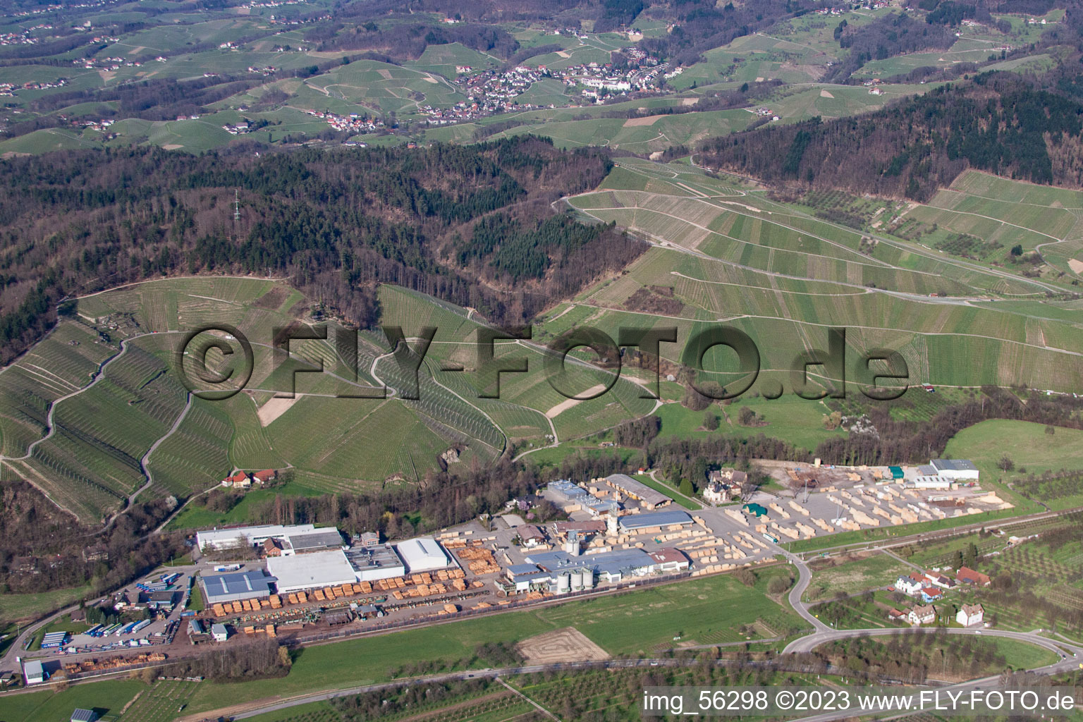 Luftbild von Gebäude und Produktionshallen auf dem Werksgelände der Sägewerke im Ortsteil Oberachern in Achern im Bundesland Baden-Württemberg, Deutschland