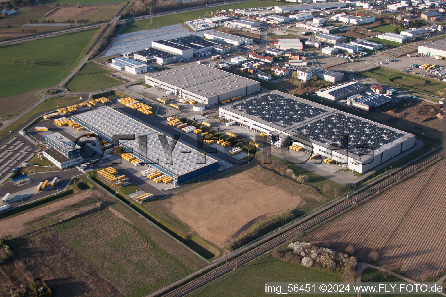 Lagerhallen und Speditionsgebäude der Dachser GmbH & Co.KG in Malsch im Bundesland Baden-Württemberg, Deutschland von oben gesehen