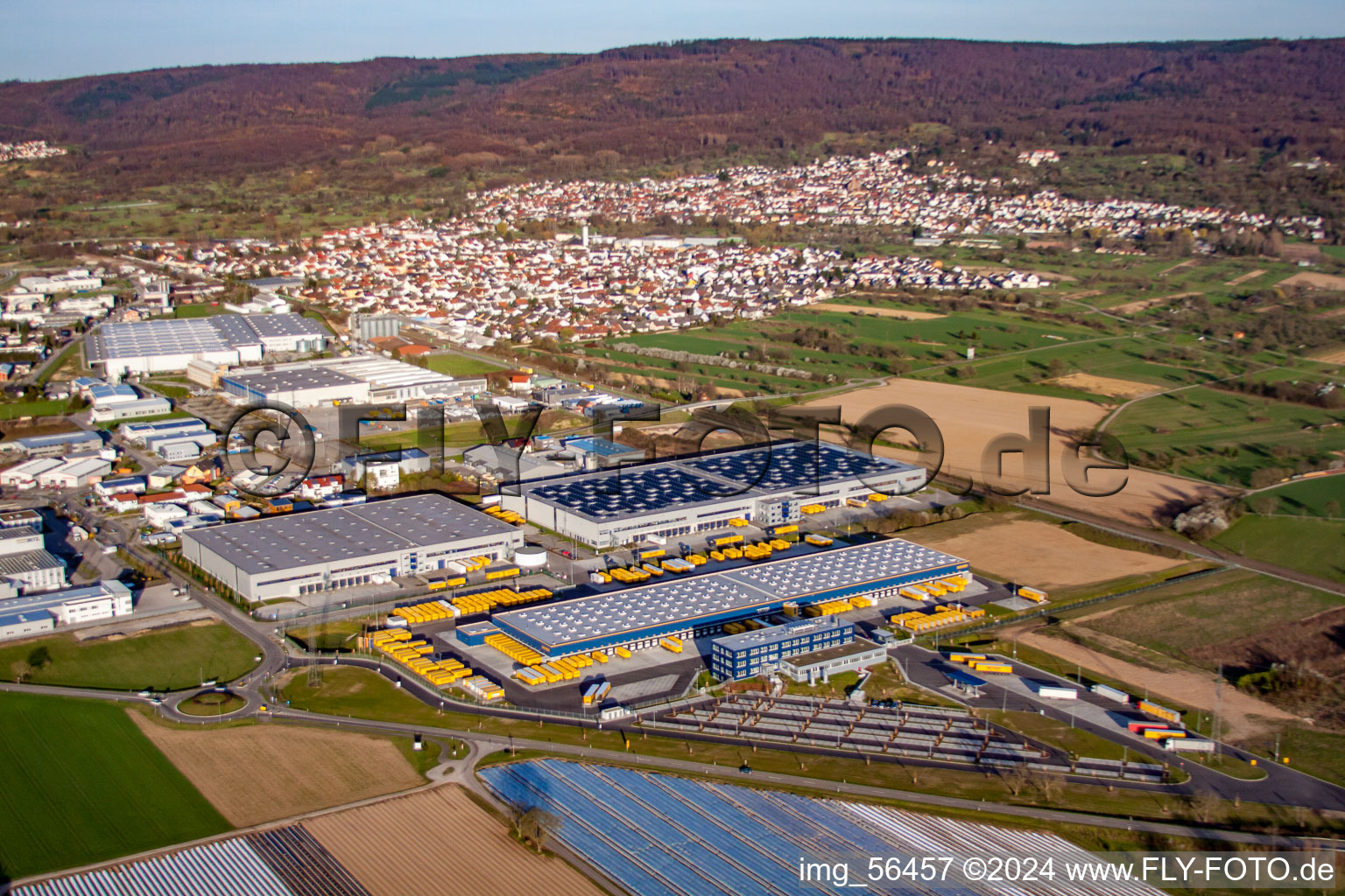Lagerhallen und Speditionsgebäude der Dachser GmbH & Co.KG in Malsch im Bundesland Baden-Württemberg, Deutschland vom Flugzeug aus