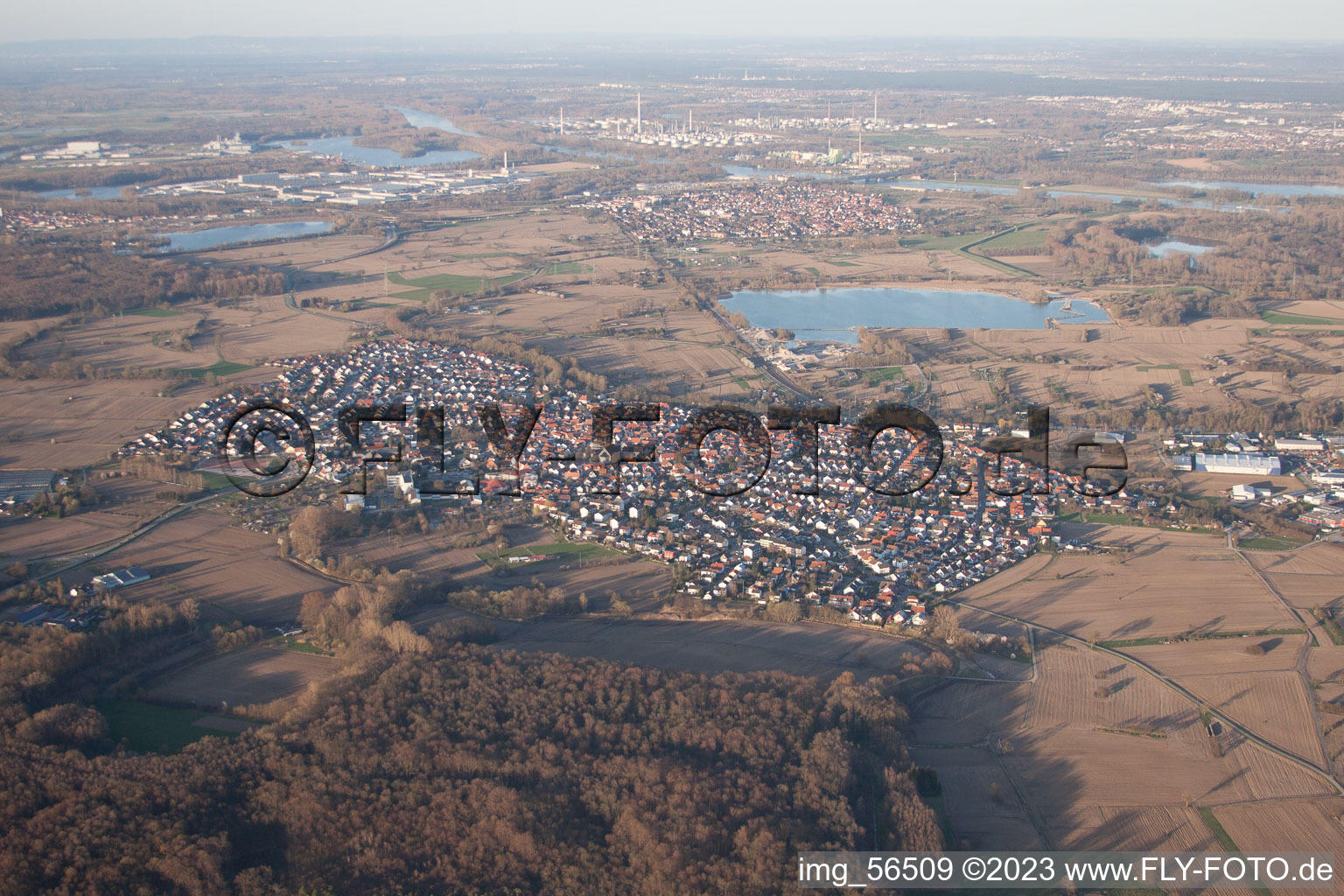 Schrägluftbild von Hagenbach im Bundesland Rheinland-Pfalz, Deutschland