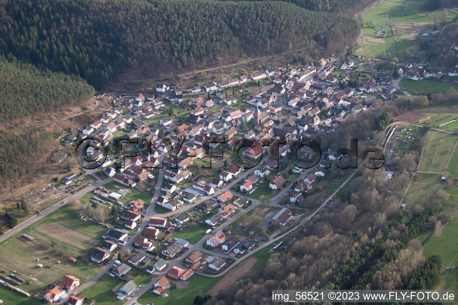 Drohnenaufname von Vorderweidenthal im Bundesland Rheinland-Pfalz, Deutschland