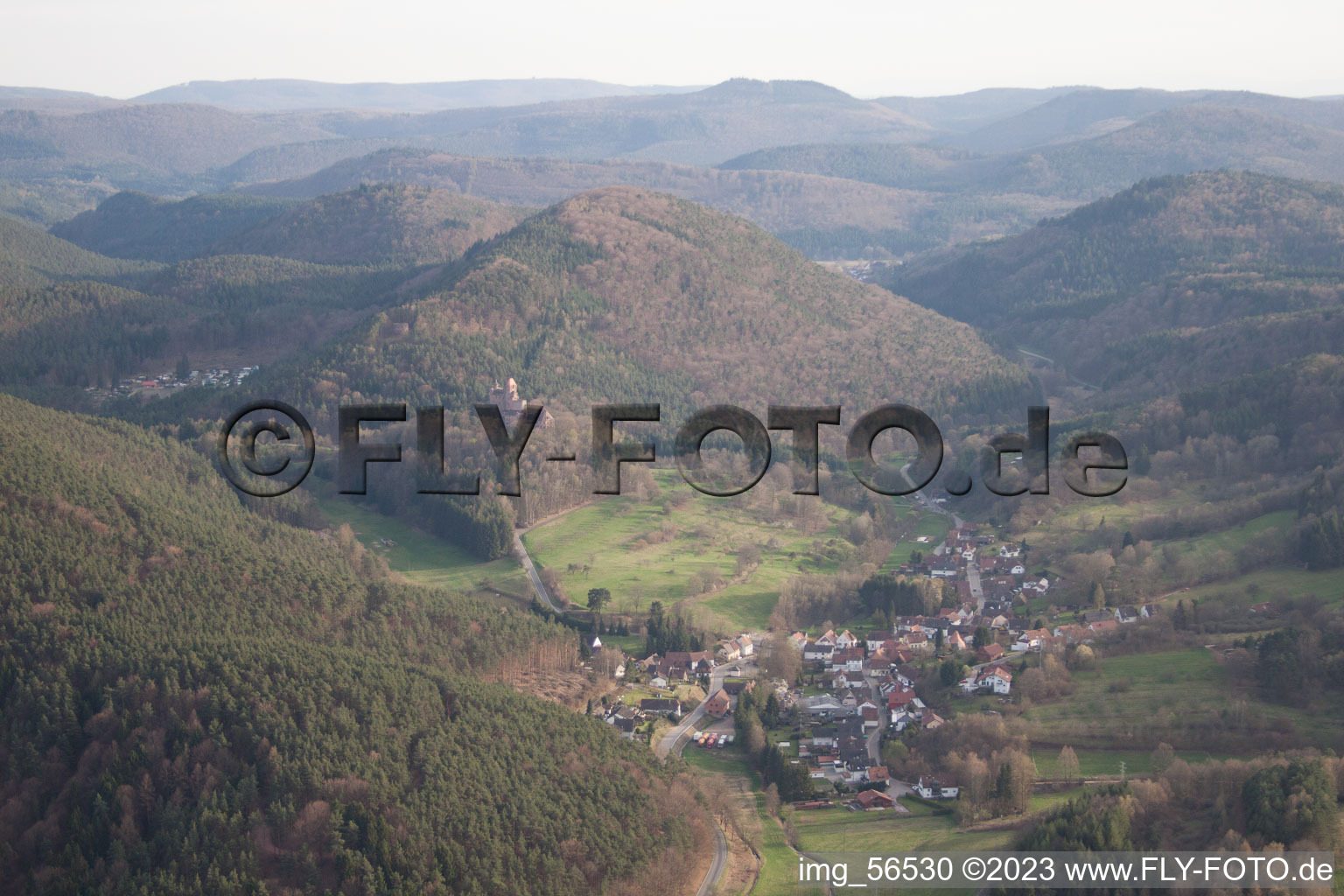 Luftbild von Erlenbach in Erlenbach bei Dahn im Bundesland Rheinland-Pfalz, Deutschland