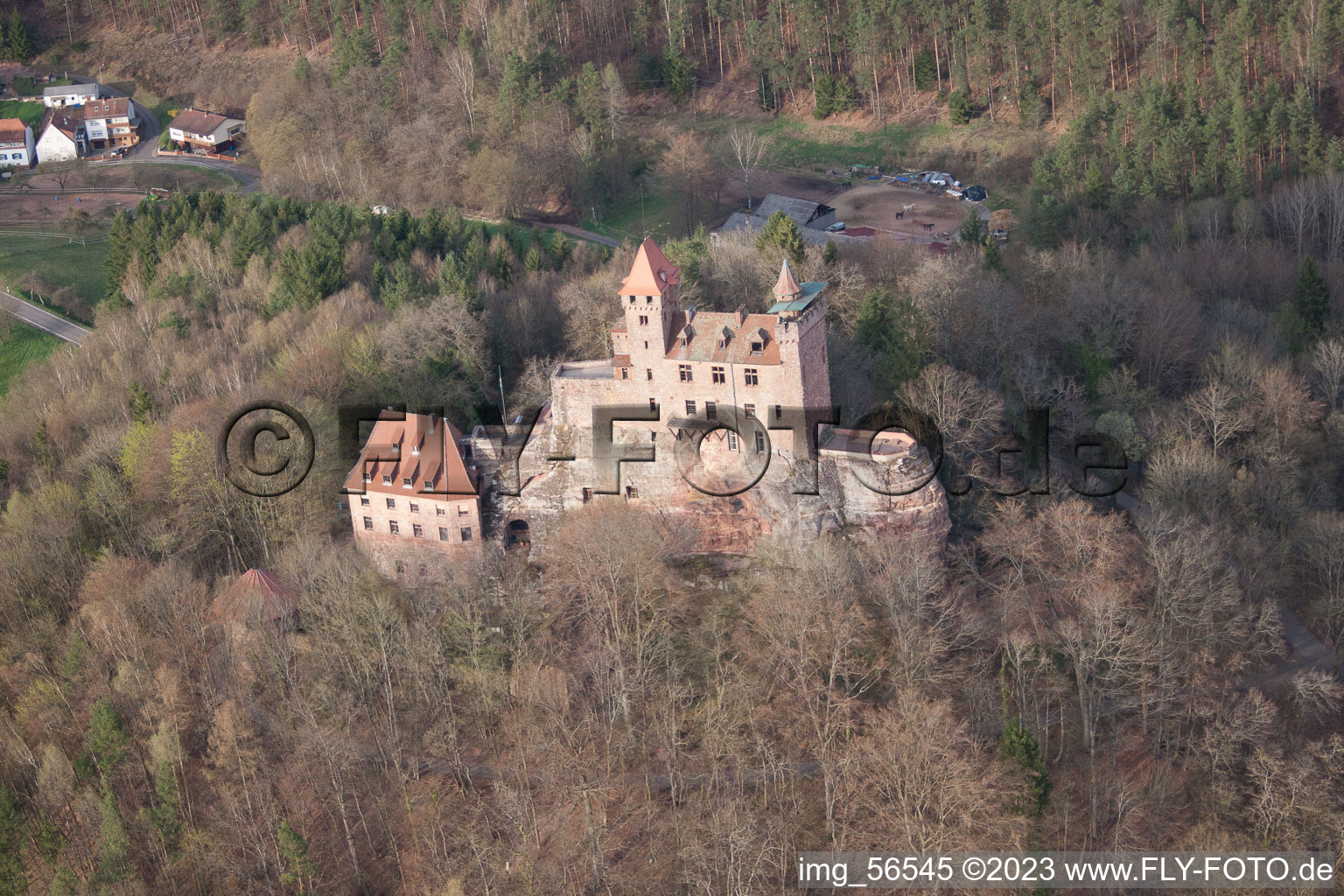 Drohnenbild von Erlenbach bei Dahn im Bundesland Rheinland-Pfalz, Deutschland