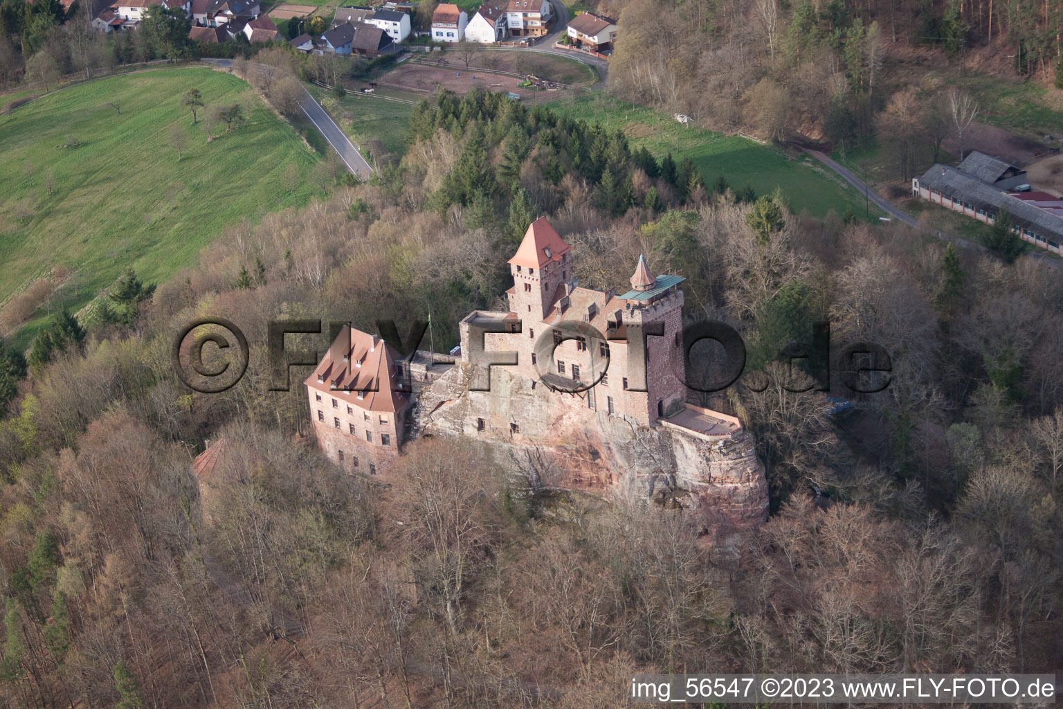 Erlenbach bei Dahn im Bundesland Rheinland-Pfalz, Deutschland von einer Drohne aus