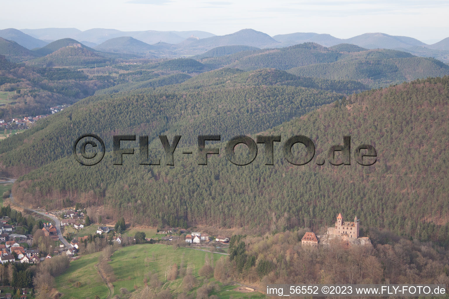 Luftaufnahme von Erlenbach bei Dahn im Bundesland Rheinland-Pfalz, Deutschland