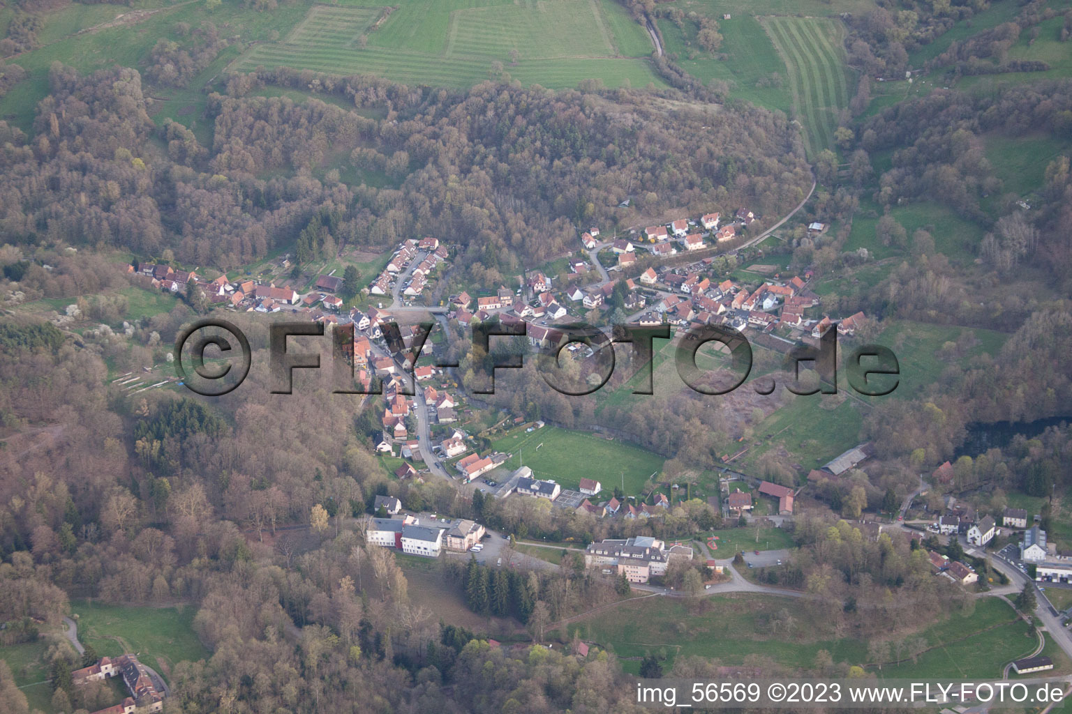 Schrägluftbild von Weiler bei Wissembourg(Elsaß) im Bundesland Bas-Rhin, Frankreich