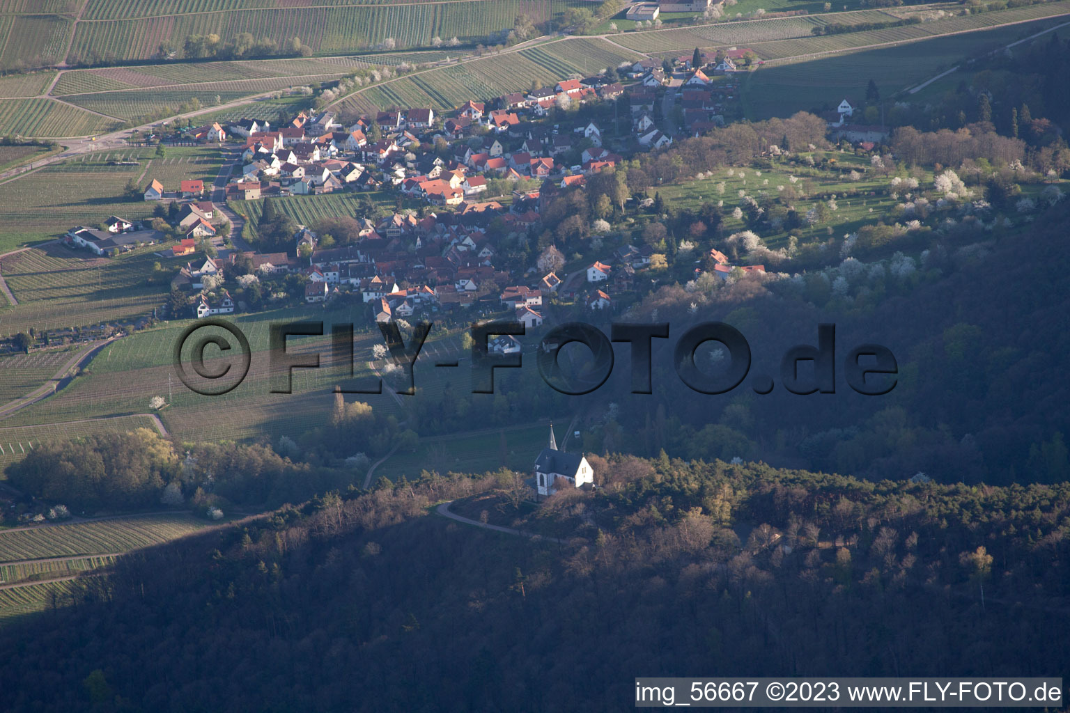 Schrägluftbild von Burrweiler, Annakapelle im Bundesland Rheinland-Pfalz, Deutschland